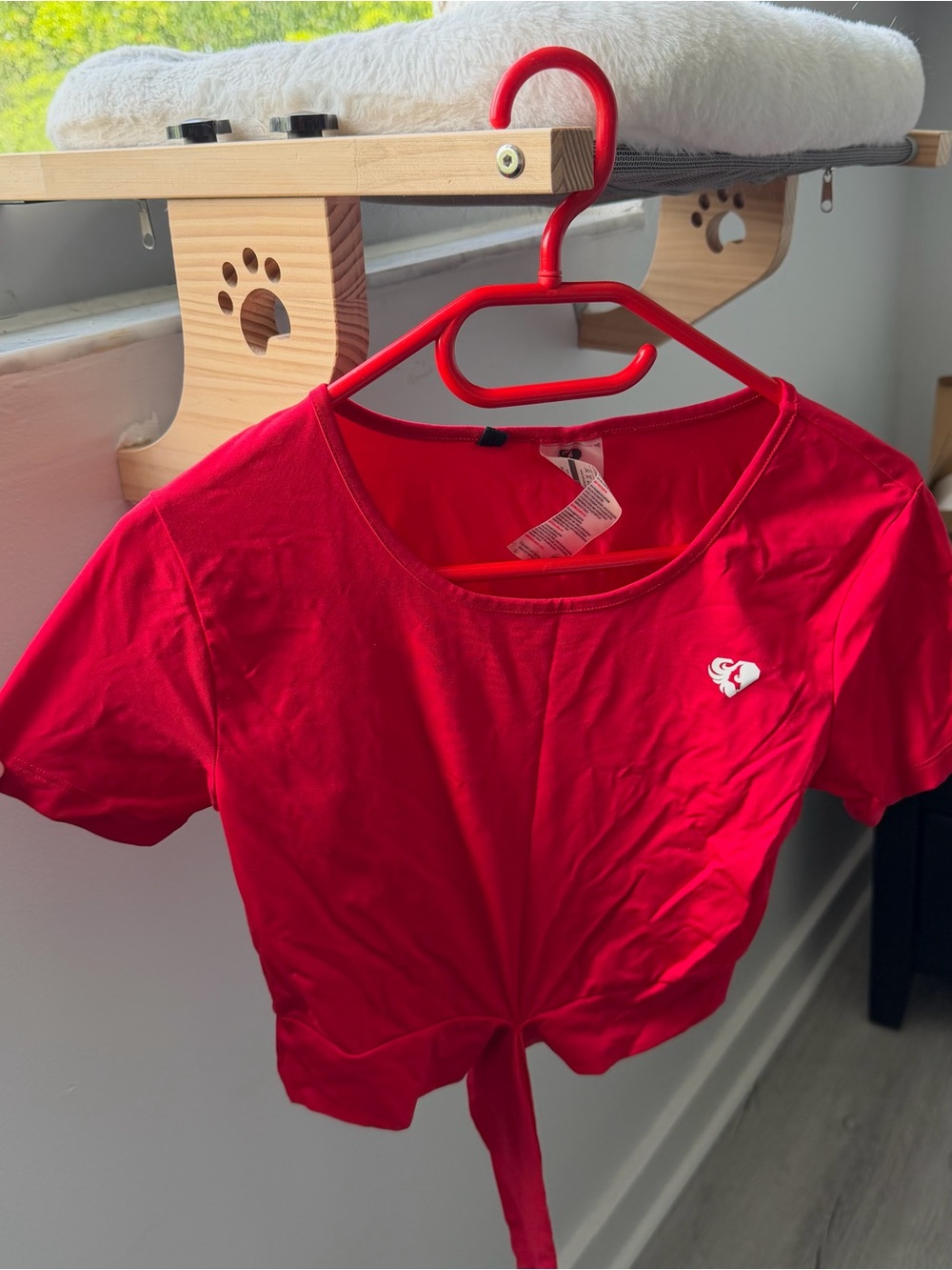 women’s best Red tie front crop top workout top